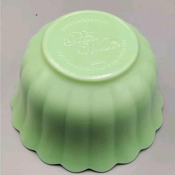 The Pioneer Woman Green Jadeite Scalloped Bowl - Picture 9 of 9
